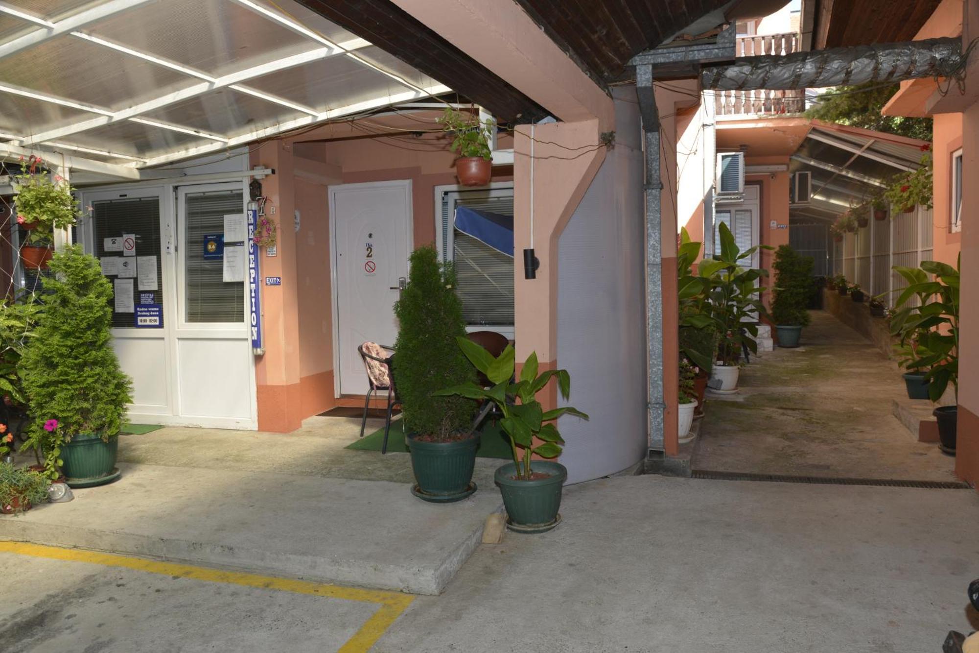 Apartments & Rooms -Mdl Lazic เบลเกรด ภายนอก รูปภาพ